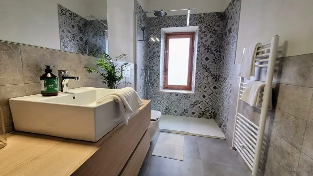 bathroom 1 with shower WC, double lavabo and washing machine