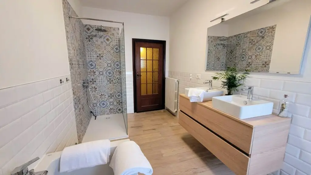 bathroom with bathtub, shower, WC & double lavabo