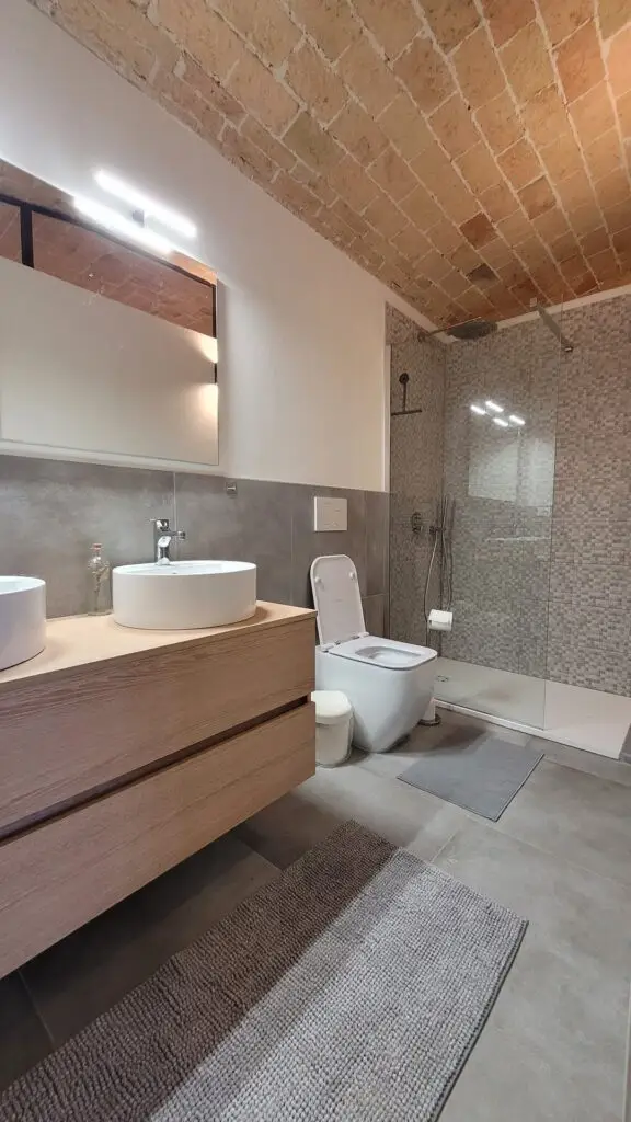 Ensuite bathroom ground floor bedroom: Shower, double lavabo, WC